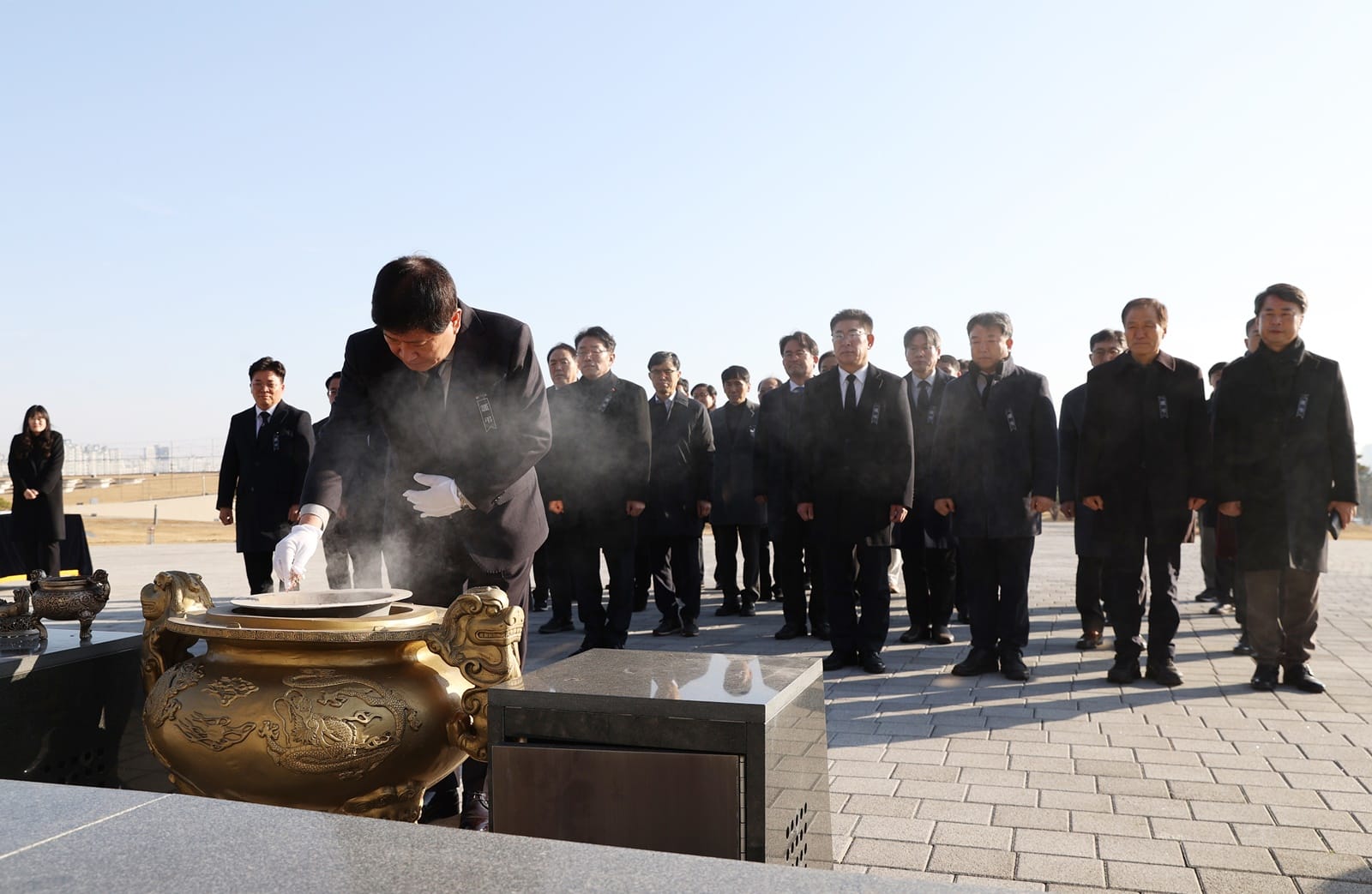 충남도의회 충혼탑 참배로 을사년 시작