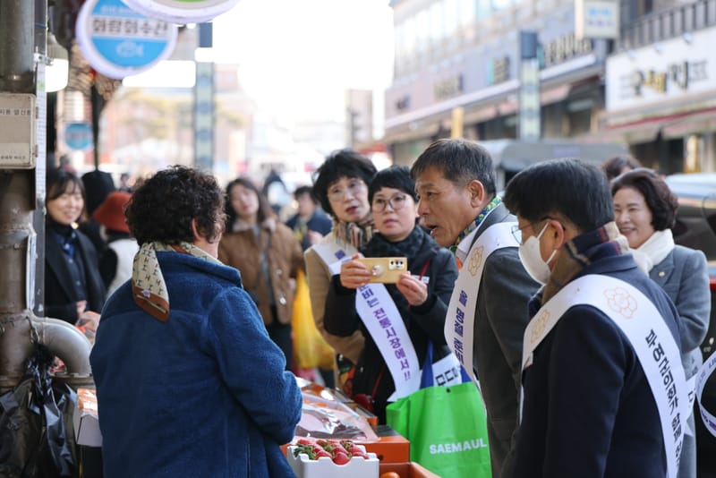 부여군의회, 설맞이 전통시장 이용 캠페인 펼쳐 post image